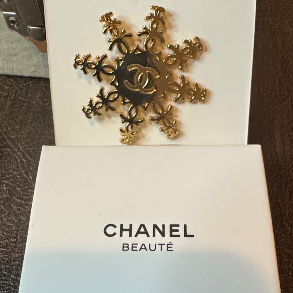 GWP CHANEL Gold Snowflake Pin